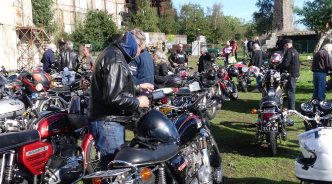 90 Motards visitent le site